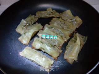 香椿肉馅锅贴的做法步骤：8