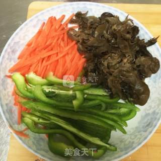 鱼香肉丝（家常版）的做法步骤：1