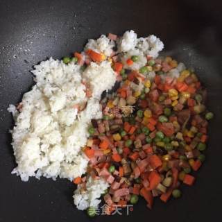 孜然香菇鸡蛋炒饭的做法步骤：6