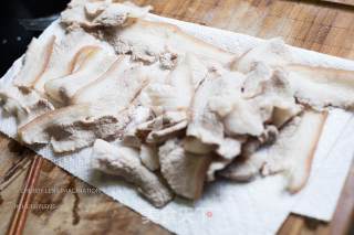 灯影川麻回锅肉的做法步骤：5