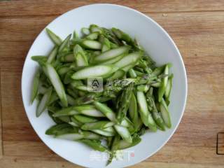 芦笋炒豆腐的做法步骤：1