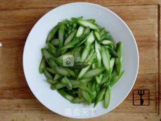芦笋炒豆腐的做法步骤：2