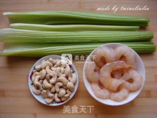 西芹腰果虾仁的做法步骤：1