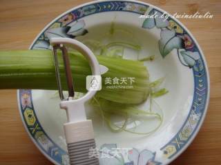 西芹腰果虾仁的做法步骤：2