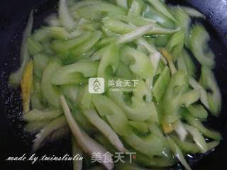 西芹腰果虾仁的做法步骤：6
