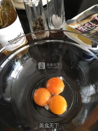 Egg Benedict - 班尼迪克蛋的做法步骤：1
