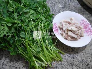 五花肉炒草籽的做法步骤：1