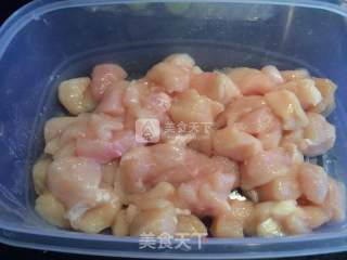 宫保鸡丁的做法步骤：1