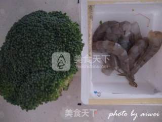西兰花炒鲜虾的做法步骤：1