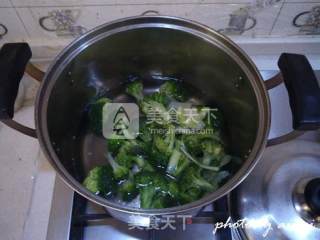 西兰花炒鲜虾的做法步骤：3