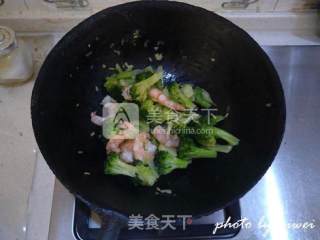 西兰花炒鲜虾的做法步骤：8