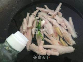 香辣鸡爪的做法步骤：1