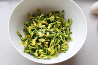 美味花膳——金雀花煎蛋的做法步骤：2