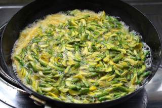 美味花膳——金雀花煎蛋的做法步骤：5