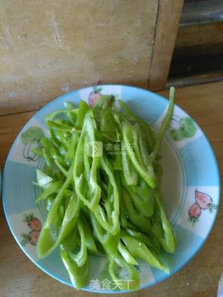尖椒豆腐皮的做法步骤：2