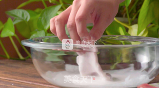 锅包肉——让锅包肉酸甜又酥脆的秘诀竟然是这个！的做法步骤：3