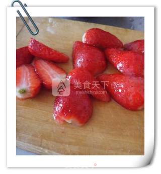 菠萝草莓果盘的做法步骤：2
