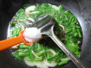 蟹味菇菜芯煮年糕的做法步骤：6