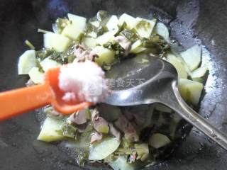 鸡胗雪菜炒土豆的做法步骤：6