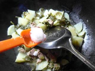 鸡胗雪菜炒土豆的做法步骤：7