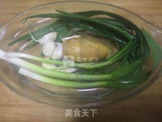 香菇炖鸡的做法步骤：2
