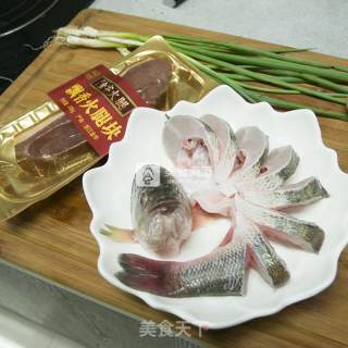 火腿蒸鲈鱼的做法步骤：2