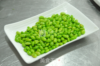 香肠炒青豆的做法步骤：1