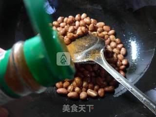 炒花生米的做法步骤：3