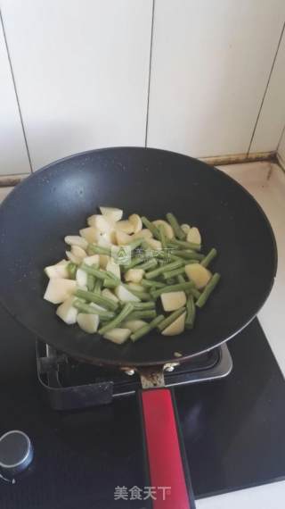 大味至简——我的至简家常菜①土豆炖豆角的做法步骤：1