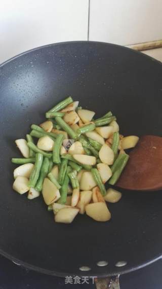 大味至简——我的至简家常菜①土豆炖豆角的做法步骤：2