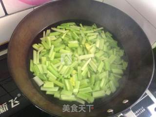 家常炒芹菜的做法步骤：1