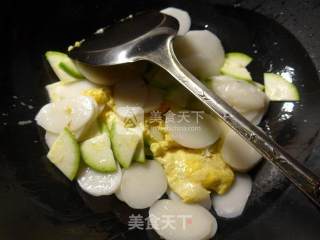 西葫芦鸡蛋年糕汤的做法步骤：4