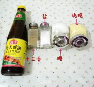 酸菜猪肉水饺    饺子皮版的做法步骤：1