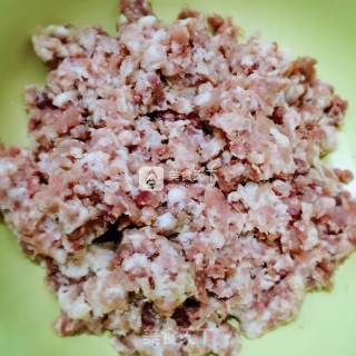 酸菜猪肉水饺    饺子皮版的做法步骤：3