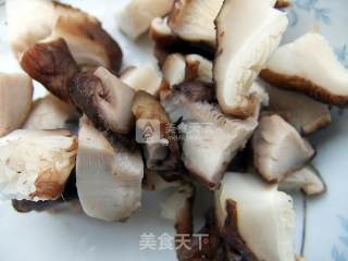 芹菜叶、香菇炒年糕的做法步骤：2