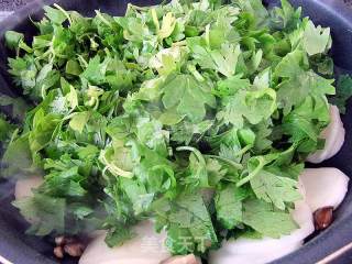 芹菜叶、香菇炒年糕的做法步骤：4