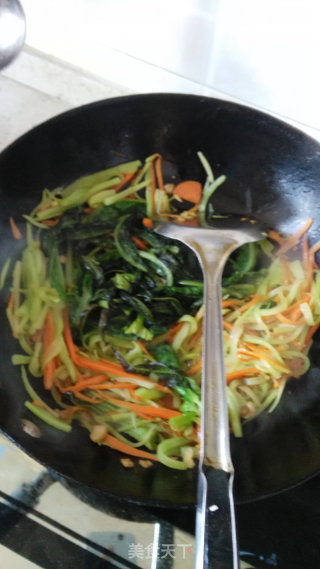 胡萝卜炒莴笋丝的做法步骤：4
