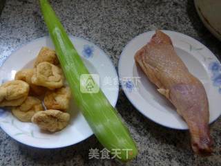 油豆腐莴笋煮腊鸡腿的做法步骤：1