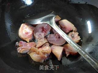 油豆腐莴笋煮腊鸡腿的做法步骤：4