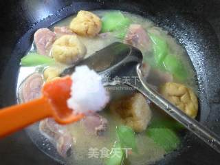 油豆腐莴笋煮腊鸡腿的做法步骤：7