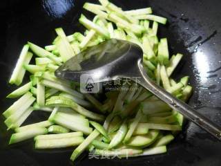榨菜丝炒西葫芦的做法步骤：3