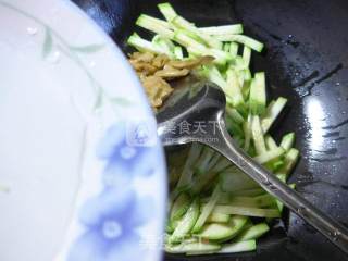 榨菜丝炒西葫芦的做法步骤：4