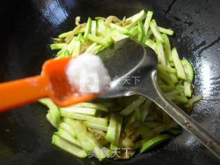 榨菜丝炒西葫芦的做法步骤：7