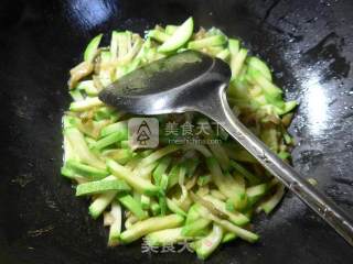 榨菜丝炒西葫芦的做法步骤：8