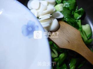 牛肉酱菜芯炒年糕的做法步骤：4