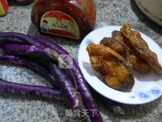 茄子炒熏鱼的做法步骤：1
