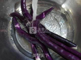 茄子炒熏鱼的做法步骤：2