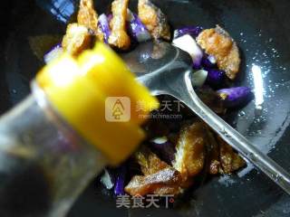 茄子炒熏鱼的做法步骤：8