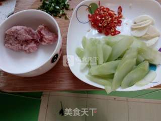 莴笋炒肉的做法步骤：1