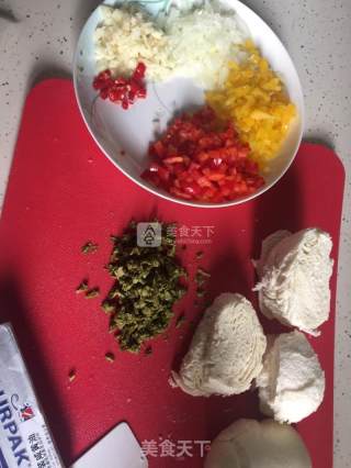 黄油煎馒头拼腌香椿的做法步骤：1